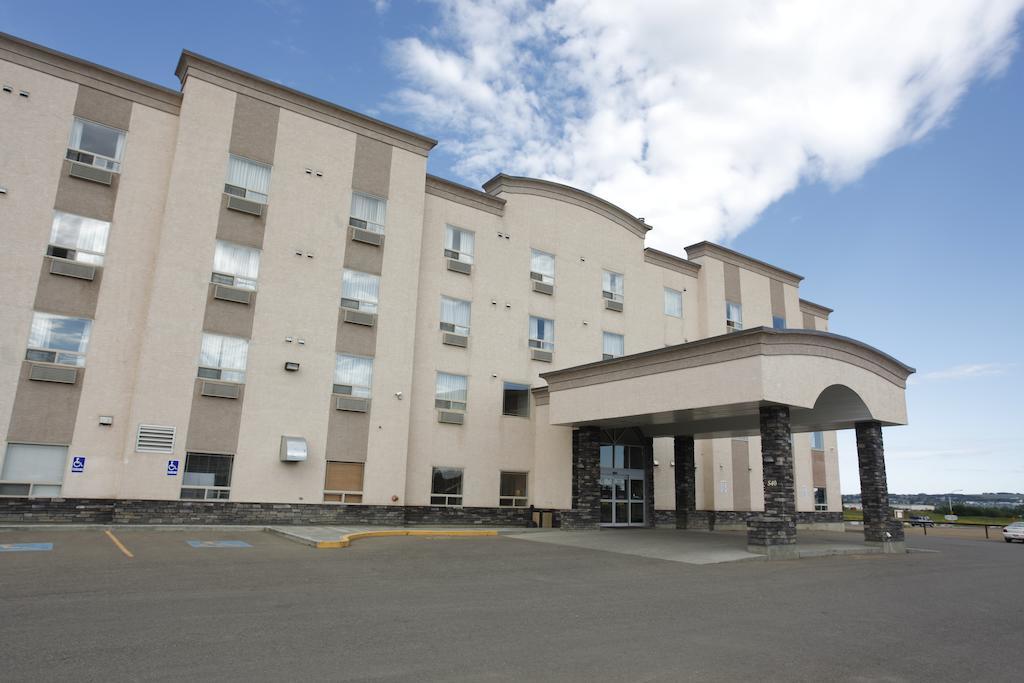 Pomeroy Inn And Suites Dawson Creek Exterior photo